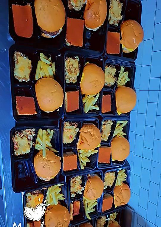 Box burger, frites et gâteau