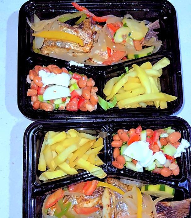 Poisson grillé, frites et salade de haricots