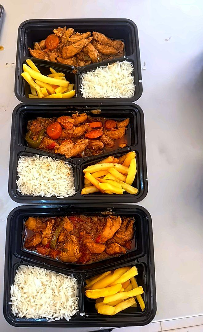 Poulet en sauce, riz et frites