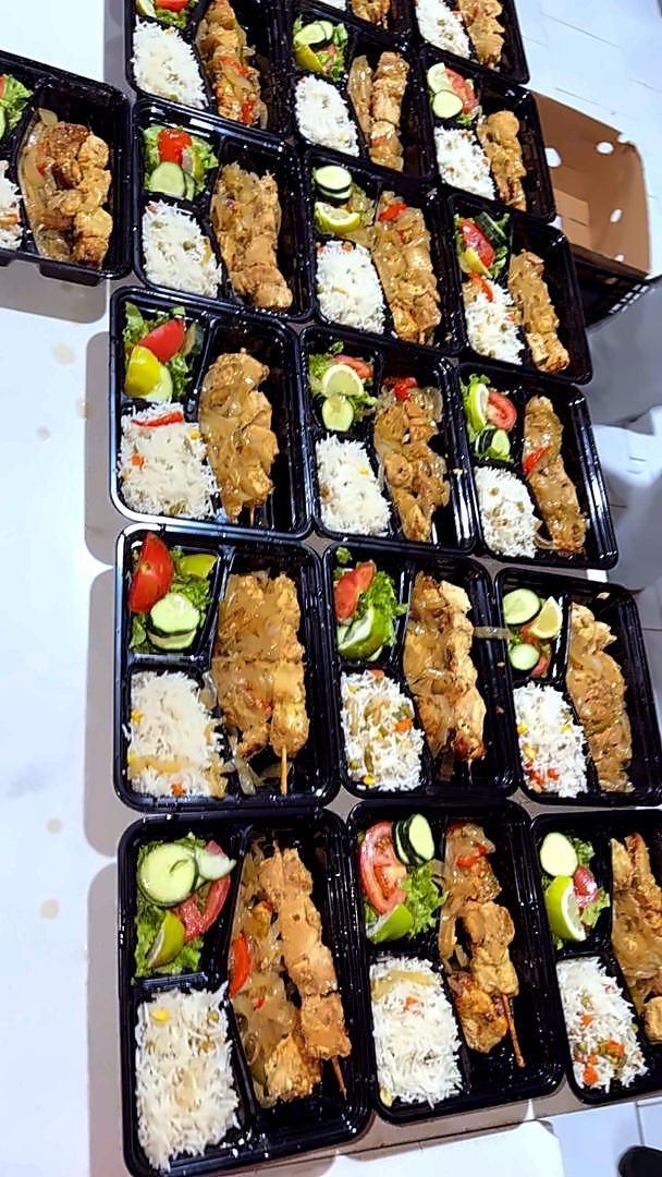 Brochettes de poulet, riz aux légumes