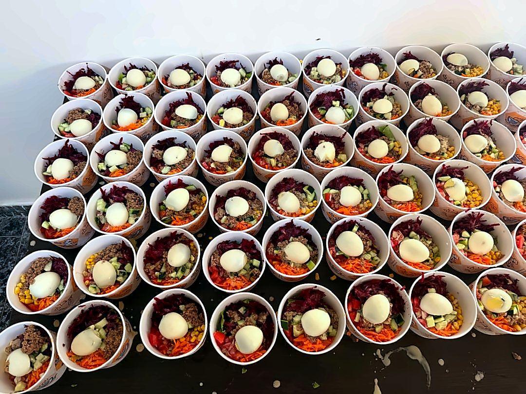 Pots de salade à l'œuf, prêts à livrer