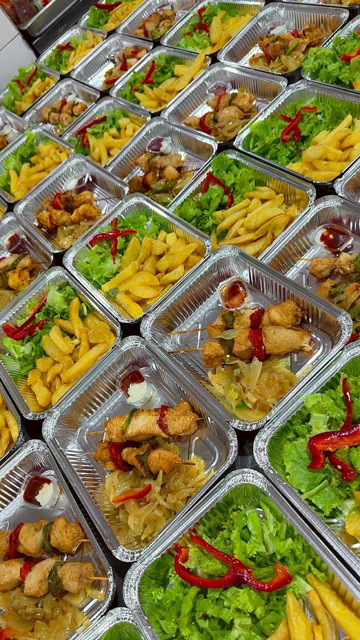 Brochettes de poulet, oignons confits, frites et salade