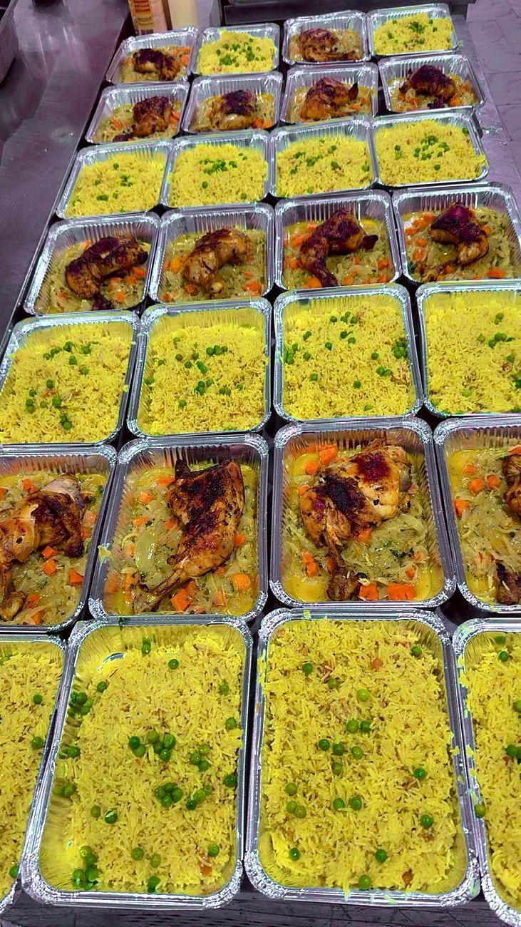 Cuisse de poulet aux oignons, riz jaune aux petits pois