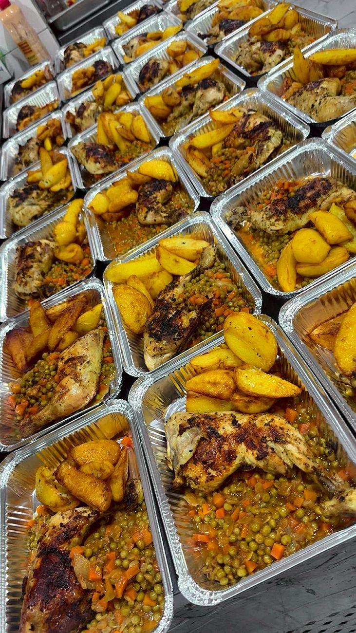 Poulet rôti, petits pois et pommes rôties