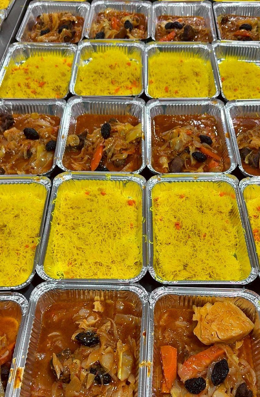 Vermicelles safranées, ragoût de viande au chou et aux pruneaux